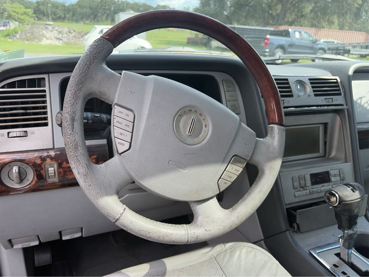 2006 Lincoln Navigator photo 4