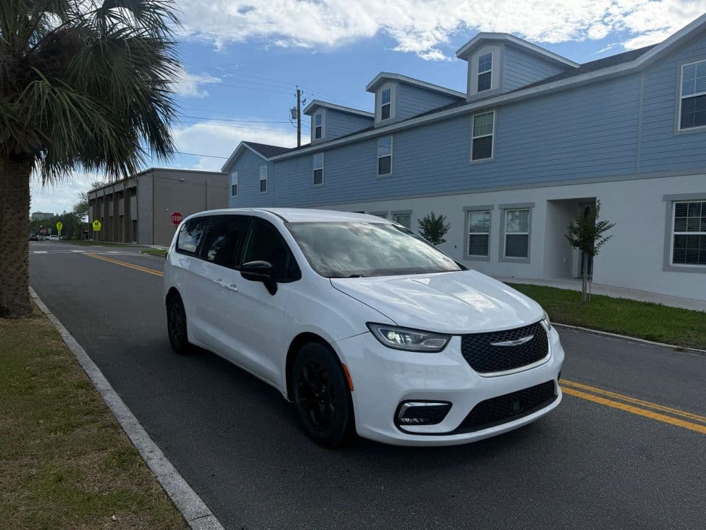 2024 Chrysler Pacifica Hybrid photo 3