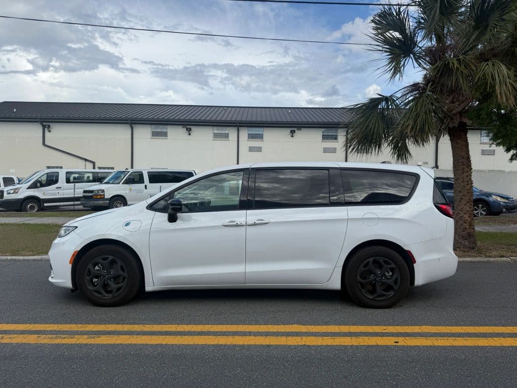 2024 Chrysler Pacifica Hybrid photo 5