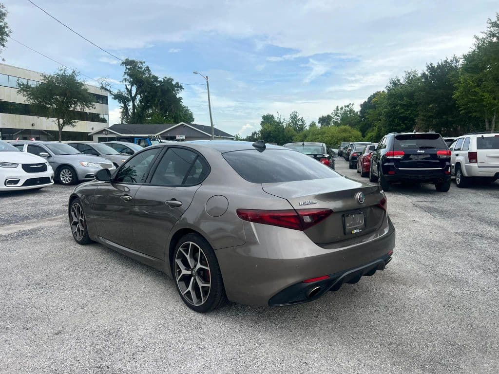 2019 Alfa Romeo Giulia photo 4
